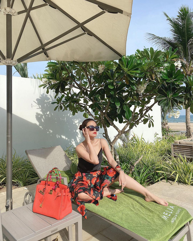 Ngắm style du lịch đẹp mê tơi của mỹ nhân Vbiz, bạn sẽ tìm thấy bao công thức diện lên đã xinh, chụp ảnh sống ảo lại càng xuất sắc-7