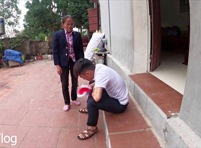 Con trai Bà Tân Vlog gây tranh cãi dữ dội khi nhốt em gái vào chuồng chó để trả thù-8