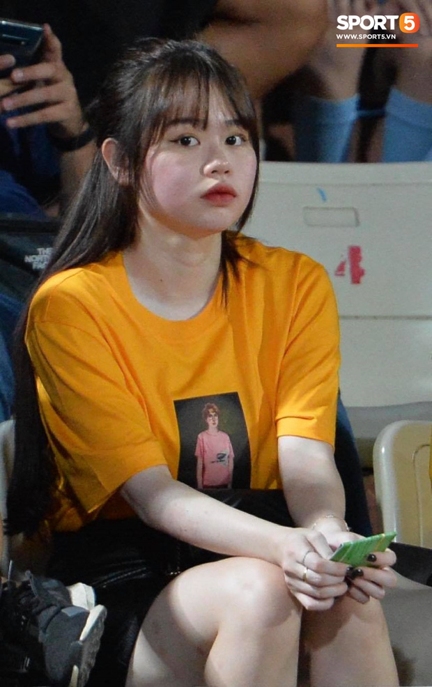 Huỳnh Anh tạo dáng chụp ảnh khi cổ vũ Quang Hải: Cũng xinh tươi lắm chứ, do góc máy chẳng may dìm thôi-1
