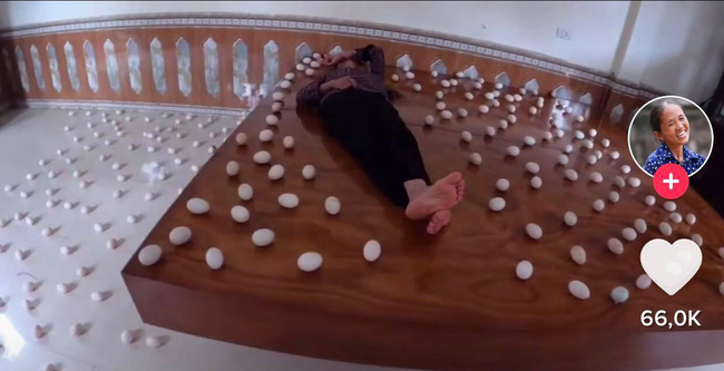 Con trai Bà Tân Vlog gây tranh cãi dữ dội khi nhốt em gái vào chuồng chó để trả thù-9