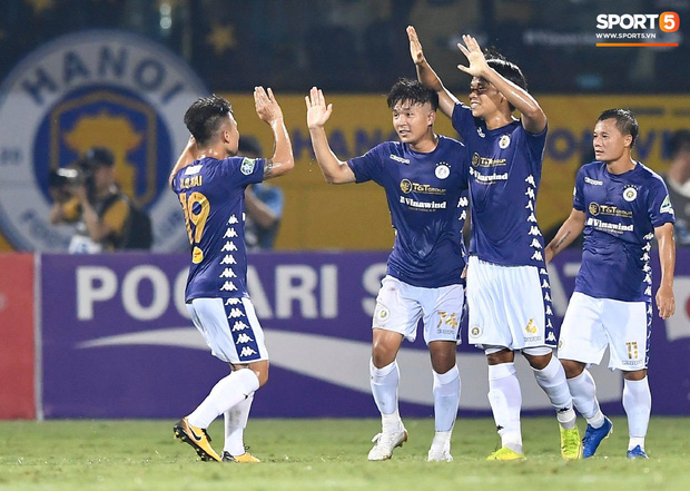 Huỳnh Anh tạo dáng chụp ảnh khi cổ vũ Quang Hải: Cũng xinh tươi lắm chứ, do góc máy chẳng may dìm thôi-11