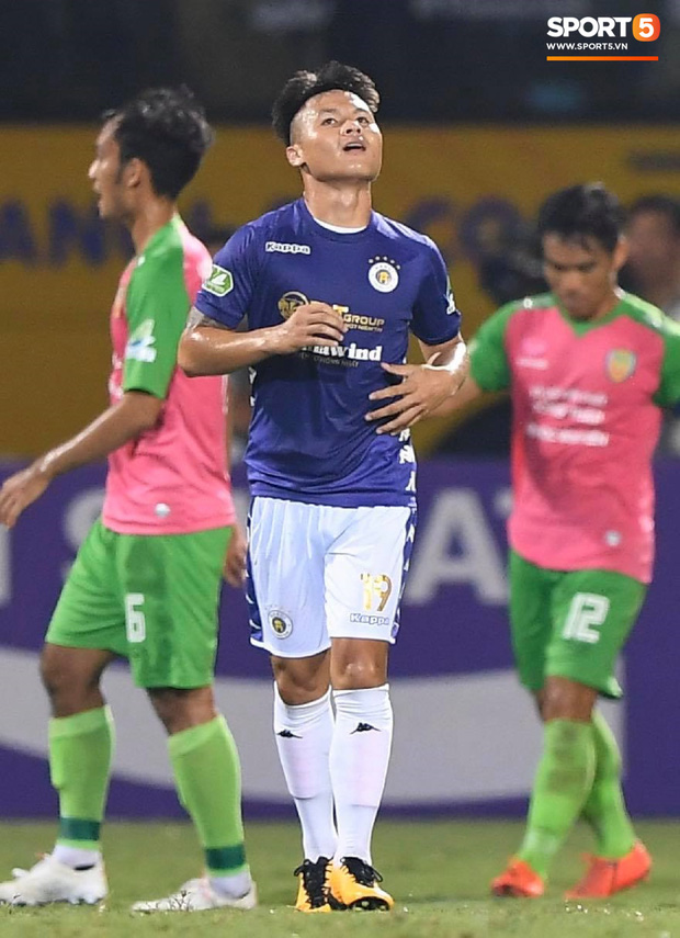 Huỳnh Anh tạo dáng chụp ảnh khi cổ vũ Quang Hải: Cũng xinh tươi lắm chứ, do góc máy chẳng may dìm thôi-10