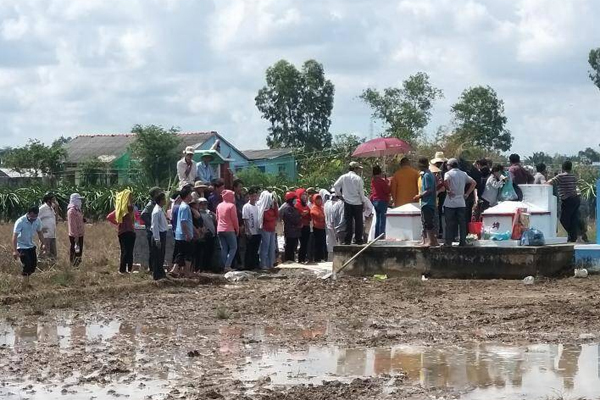 Hai ô tô chở nhiều trẻ nhỏ tông nhau giữa ngã tư rồi lật ngửa, ít nhất 7 người bị thương-3