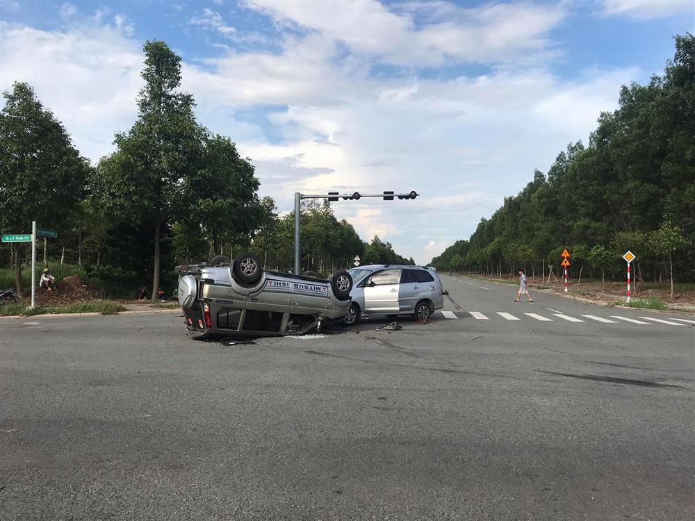 Hai ô tô chở nhiều trẻ nhỏ tông nhau giữa ngã tư rồi lật ngửa, ít nhất 7 người bị thương-1