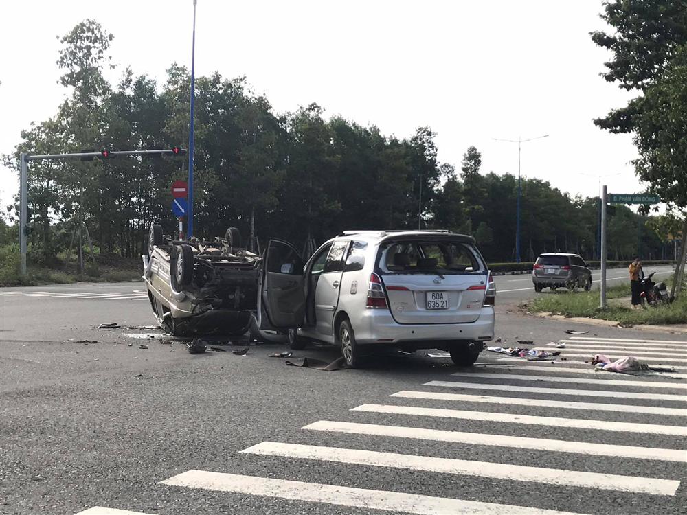Hai ô tô chở nhiều trẻ nhỏ tông nhau giữa ngã tư rồi lật ngửa, ít nhất 7 người bị thương-2