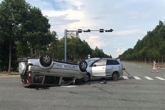 Hai ô tô chở nhiều trẻ nhỏ tông nhau giữa ngã tư rồi lật ngửa, ít nhất 7 người bị thương
