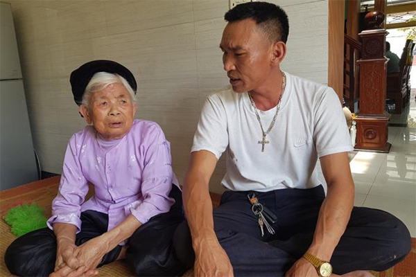 Xe tải chở đất đè bẹp xe con, 3 người trong gia đình tử vong, 1 bé trai nguy kịch-3