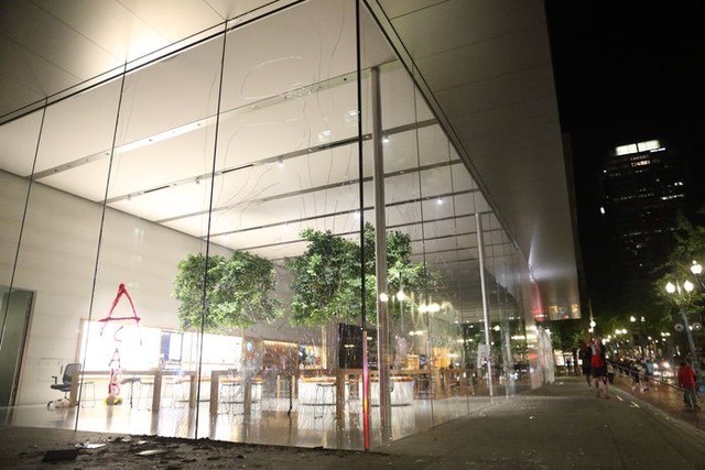 Số phận những chiếc iPhone bị nhóm bạo loạn đánh cắp ở Apple Store-2