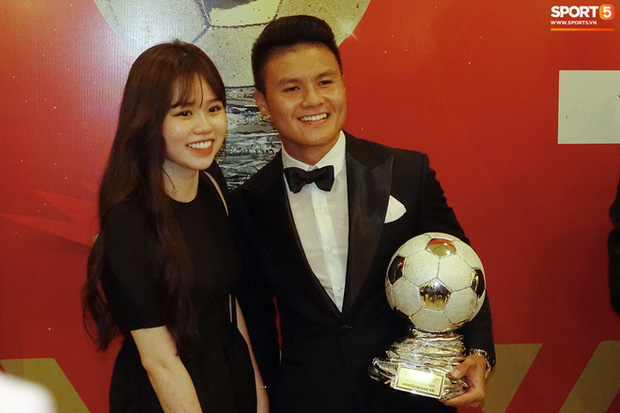 Quang Hải diện áo đôi và được bạn gái nhắn nhủ 2 chữ thôi mà nghe mát lòng: Khéo thế này, bảo sao yêu thế!-4