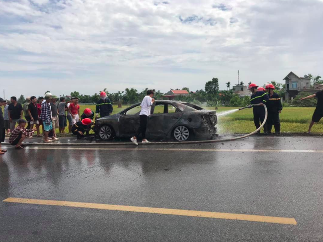 Xe con đang chạy bỗng bốc cháy ngùn ngụt khiến tài xế hoảng loạn gào khóc trong vô vọng, nguyên nhân đến từ thứ tưởng chừng như vô hại-2