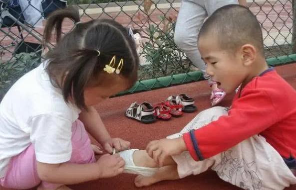 Bé gái 5 tuổi tra tấn con chuột hamster trên xe bus, ai nấy lắc đầu vì người mẹ ngồi cạnh đã không biết dạy cho con-4