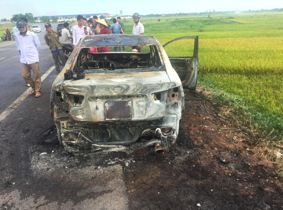 Xe con đang chạy bỗng bốc cháy ngùn ngụt khiến tài xế hoảng loạn gào khóc trong vô vọng, nguyên nhân đến từ thứ tưởng chừng như vô hại-4