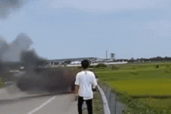 An ninh sân bay Nội Bài bị nhổ nước bọt khi trấn áp cò mồi taxi-2