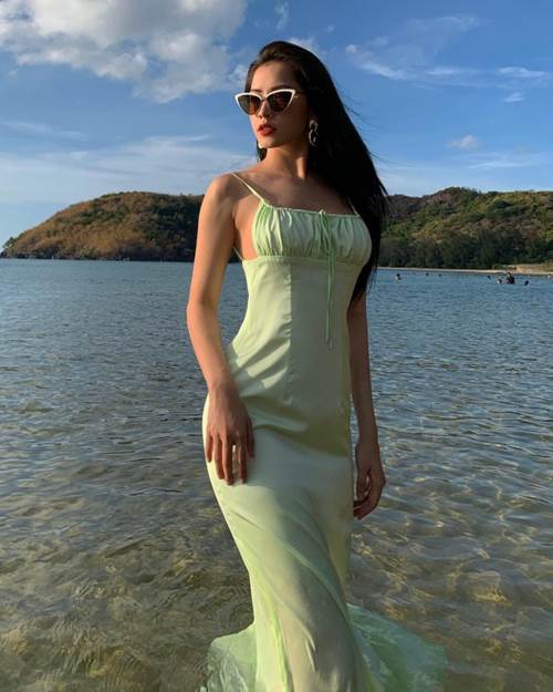 Chẳng cần bikini khoe da thịt, Chi Pu vẫn gợi cảm với đường cong lấp ló nhờ kiểu váy này-1