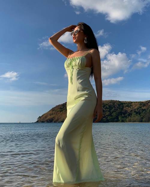 Chẳng cần bikini khoe da thịt, Chi Pu vẫn gợi cảm với đường cong lấp ló nhờ kiểu váy này-2