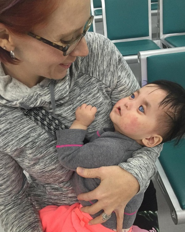 Bé gái có đôi mắt xanh thẳm khiến em khóc trong đau đớn 16 tiếng/ngày sau 1 năm nhận nuôi đã có sự thay đổi ngoạn mục-2