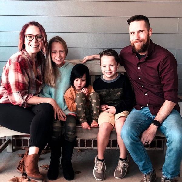 Bé gái có đôi mắt xanh thẳm khiến em khóc trong đau đớn 16 tiếng/ngày sau 1 năm nhận nuôi đã có sự thay đổi ngoạn mục-3