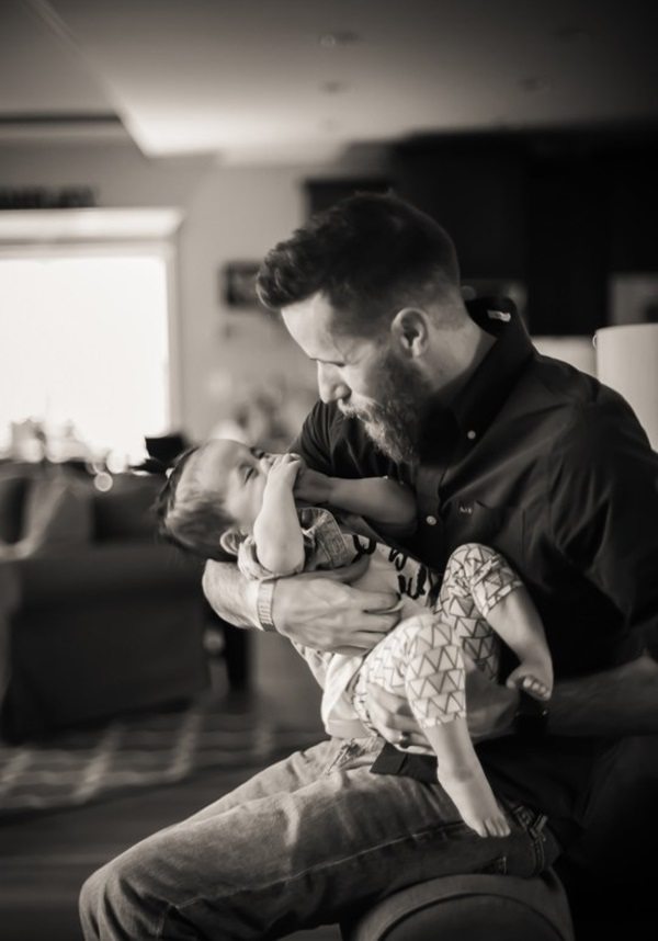 Bé gái có đôi mắt xanh thẳm khiến em khóc trong đau đớn 16 tiếng/ngày sau 1 năm nhận nuôi đã có sự thay đổi ngoạn mục-5