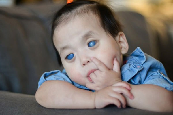 Bé gái sở hữu gương mặt vui vẻ vẫn quạu bẩm sinh khiến cư dân mạng nhìn qua là cười sảng-7