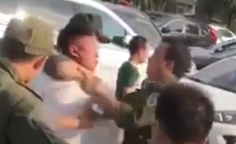 An ninh sân bay Nội Bài bị nhổ nước bọt khi trấn áp cò mồi taxi-1