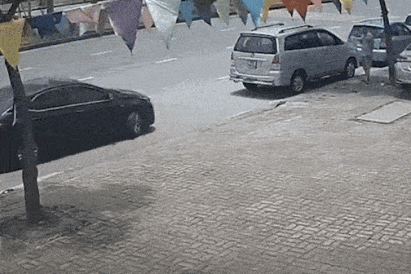 Ô tô lùi xuống từ vỉa hè, tăng tốc 'nuốt' thanh niên đi xe máy