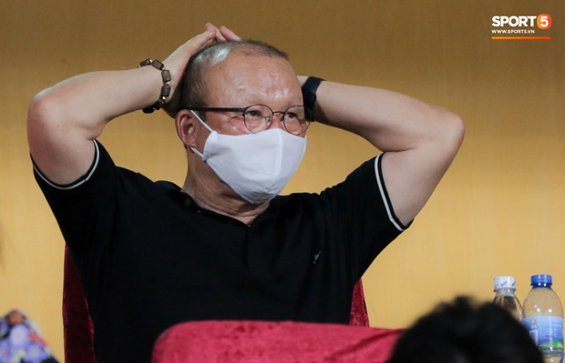 HLV Park Hang-seo nhâm nhi cà phê sữa đá, cười khoái chí với pha bỏ lỡ khó tin của tuyển thủ Việt Nam-5
