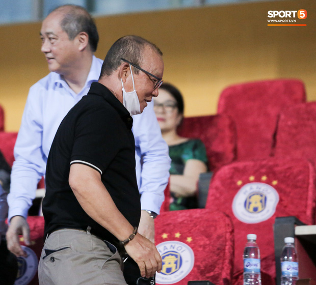 HLV Park Hang-seo nhâm nhi cà phê sữa đá, cười khoái chí với pha bỏ lỡ khó tin của tuyển thủ Việt Nam-1