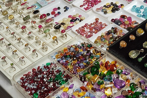 Chiêm ngưỡng hòn non bộ được ghép từ đá ruby có giá gần 2 tỷ đồng-9