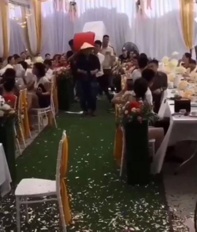Cả hôn trường ngã ngửa khi bạn bè chú rể khiêng quà cưới vào tặng, nhiều chi tiết độc - lạ khiến bao người bức xúc thay cho nhân vật chính-1