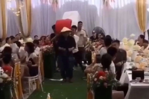 Cô dâu Sóc Trăng khiến MXH choáng ngợp, đếm số vàng trên người cô dâu cũng đủ hoa mắt chứ chưa nói đến chú rể-6