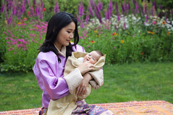 Hoàng hậu vạn người mê Bhutan chính thức công bố hình ảnh con trai thứ 2 mới sinh khiến dân mạng xuýt xoa-1