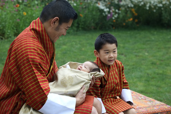 Hoàng hậu vạn người mê Bhutan chính thức công bố hình ảnh con trai thứ 2 mới sinh khiến dân mạng xuýt xoa-2