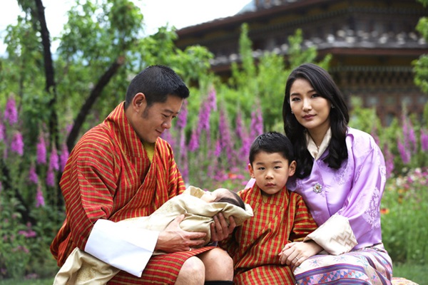 Hoàng hậu vạn người mê Bhutan chính thức công bố hình ảnh con trai thứ 2 mới sinh khiến dân mạng xuýt xoa-4