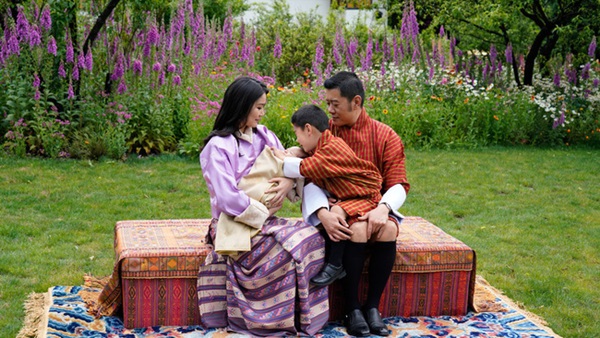 Hoàng hậu vạn người mê Bhutan chính thức công bố hình ảnh con trai thứ 2 mới sinh khiến dân mạng xuýt xoa-5