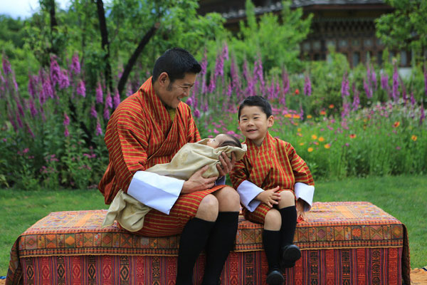 Hoàng hậu vạn người mê Bhutan chính thức công bố hình ảnh con trai thứ 2 mới sinh khiến dân mạng xuýt xoa-3