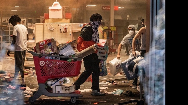 Người biểu tình tàn phá Apple Store và nhiều cửa hàng Mỹ-4
