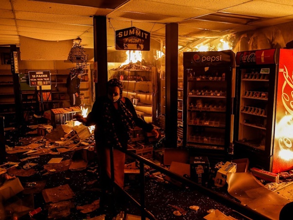 Người biểu tình tàn phá Apple Store và nhiều cửa hàng Mỹ-5