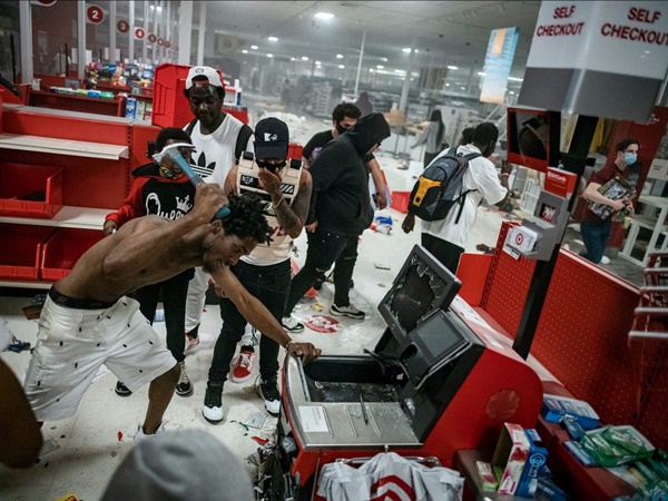 Người biểu tình tàn phá Apple Store và nhiều cửa hàng Mỹ-6
