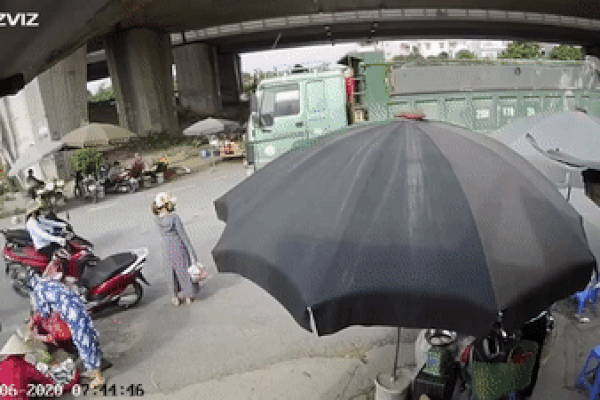 Nữ tài xế thoát chết khi bị xe ben cuốn xe máy vào gầm