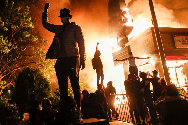 YouTuber nổi tiếng đi cùng đoàn bạo loạn, cướp phá ở Mỹ-3