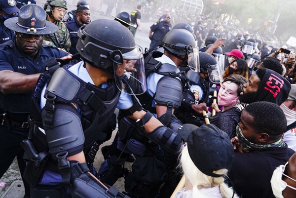 Vì sao cái chết của một người đàn ông có thể khiến nước Mỹ chìm trong khói lửa và bạo lực? Câu trả lời nằm ở nhiều thế kỷ đau thương-1