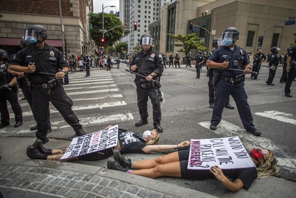 Vì sao cái chết của một người đàn ông có thể khiến nước Mỹ chìm trong khói lửa và bạo lực? Câu trả lời nằm ở nhiều thế kỷ đau thương-2