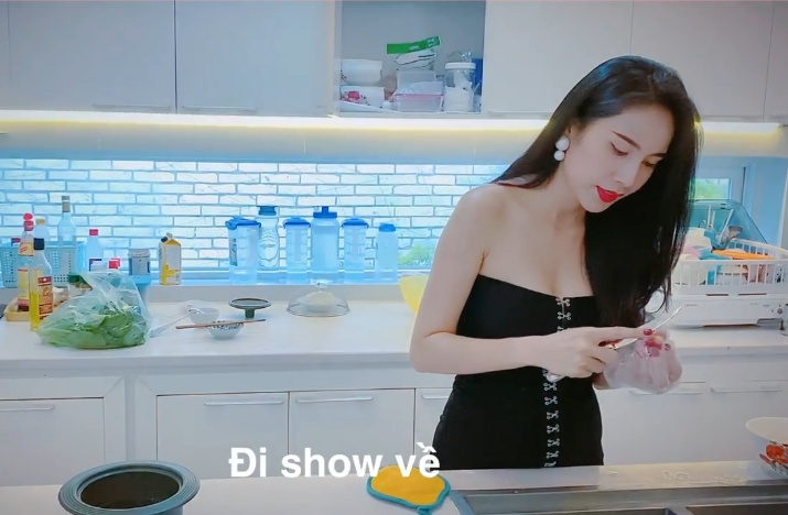 Thuỷ Tiên nấu món 1 người khoẻ 2 người vui giá đắt cho Công Vinh, con gái chạy mất dép-1