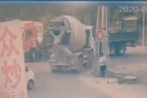 Xe tải mất lái lật nghiêng va chạm với xe bồn