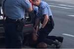 Người đàn ông da màu chết ngạt vì bị cảnh sát Mỹ trùm mũ vào đầu, sự vụ tưởng rơi vào quên lãng bất ngờ gây phẫn nộ sau khi công bố video đáng sợ-3