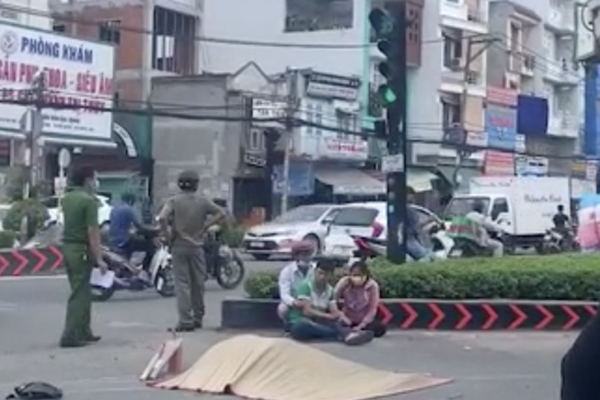 Hà Nội: Cây xanh bật gốc đè trúng ô tô đang chạy trên đường giữa cơn giông bất chợt-5