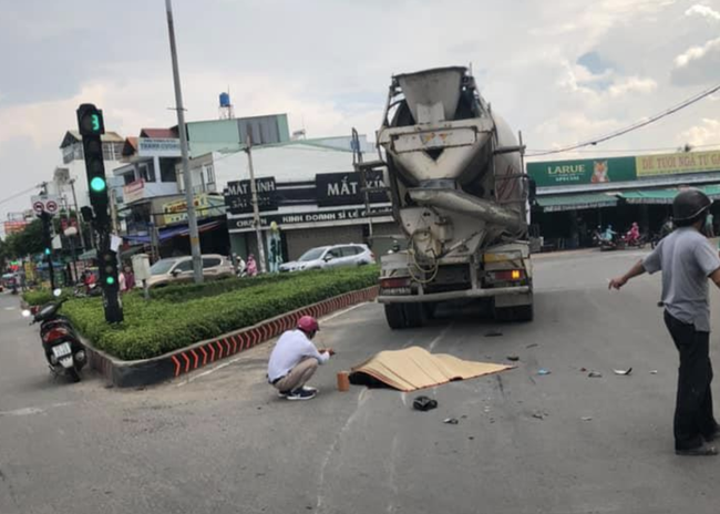 Mẹ và vợ sắp cưới khóc ngất bên thi thể chàng trai chết thảm sau khi va chạm với xe bồn-1