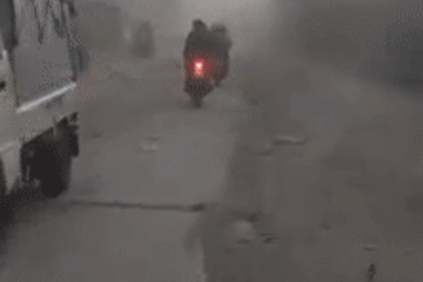 Ảnh, clip: Mưa giông kéo đến đúng giờ tan tầm, người Hà Nội