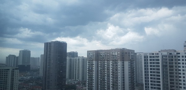 Ảnh, clip: Mưa giông kéo đến đúng giờ tan tầm, người Hà Nội lo ngay ngáy tìm đường về nhà giữa gió và bụi-2