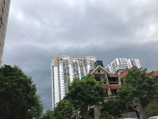 Ảnh, clip: Mưa giông kéo đến đúng giờ tan tầm, người Hà Nội lo ngay ngáy tìm đường về nhà giữa gió và bụi-3